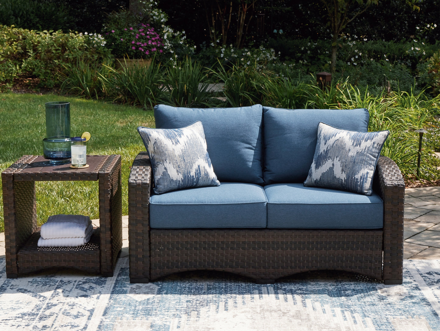 Windglow Loveseat w/Cushion